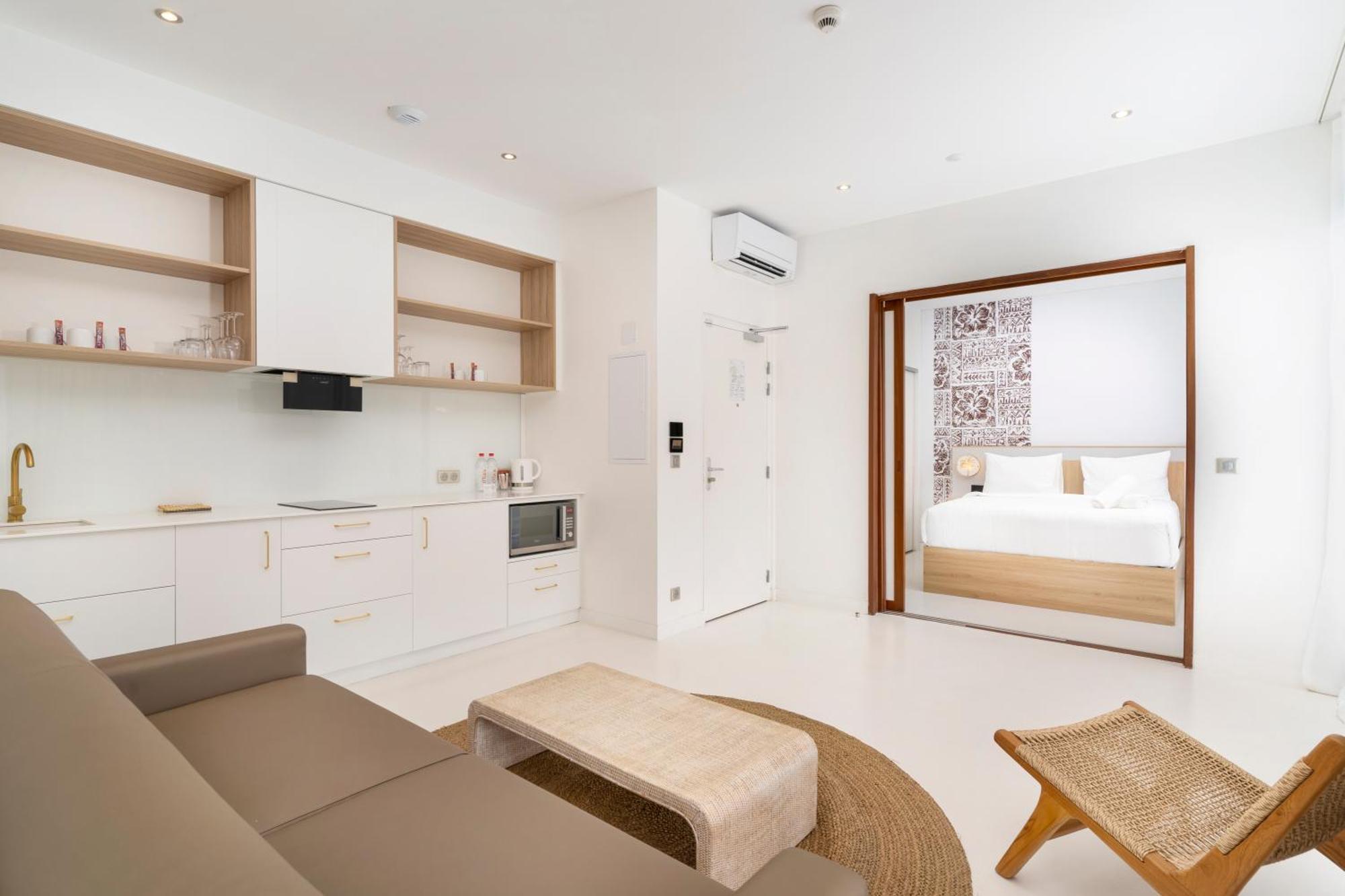 Cook'S Bay Hotel & Suites Paopao Exterior foto