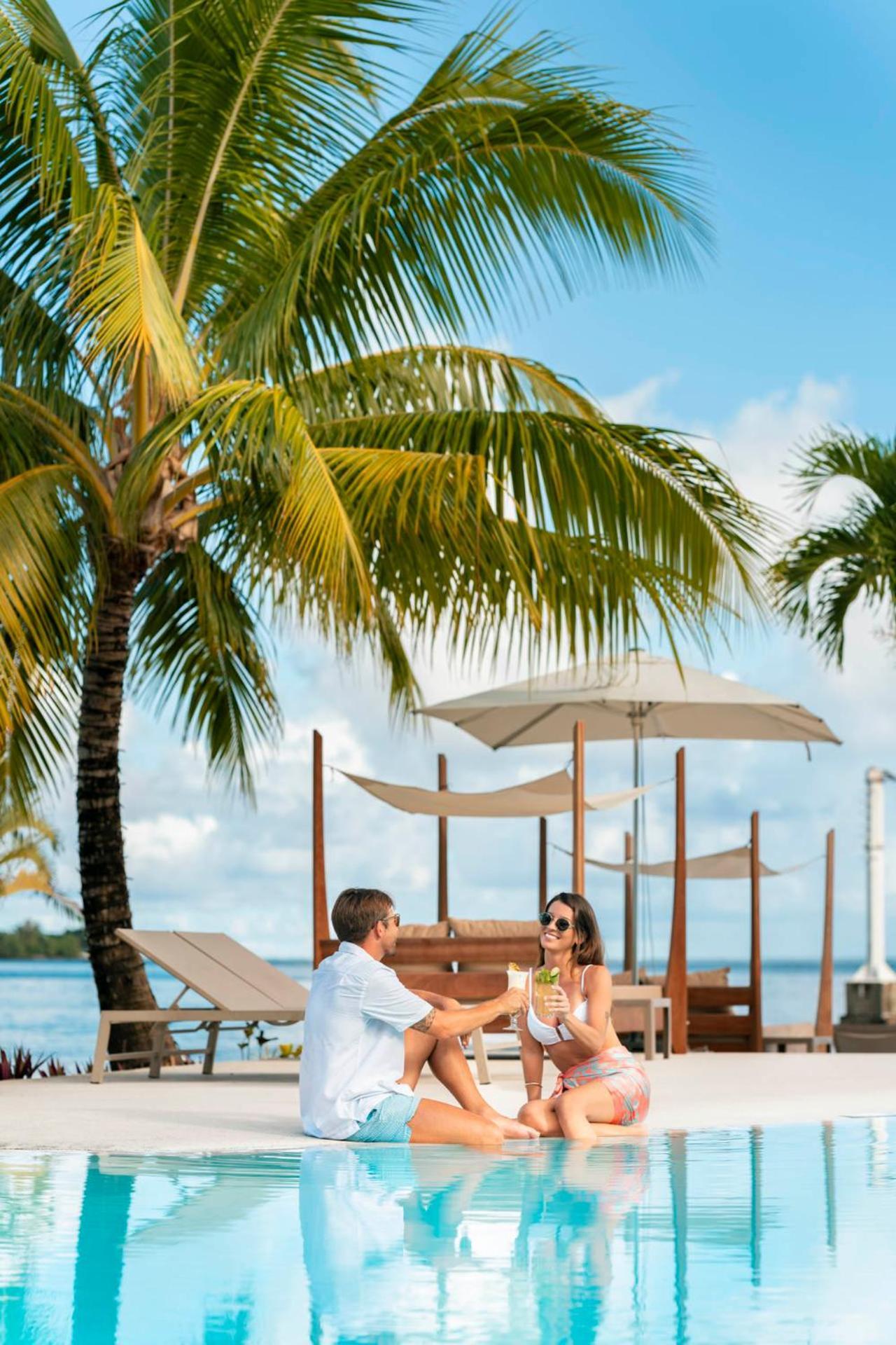 Cook'S Bay Hotel & Suites Paopao Exterior foto