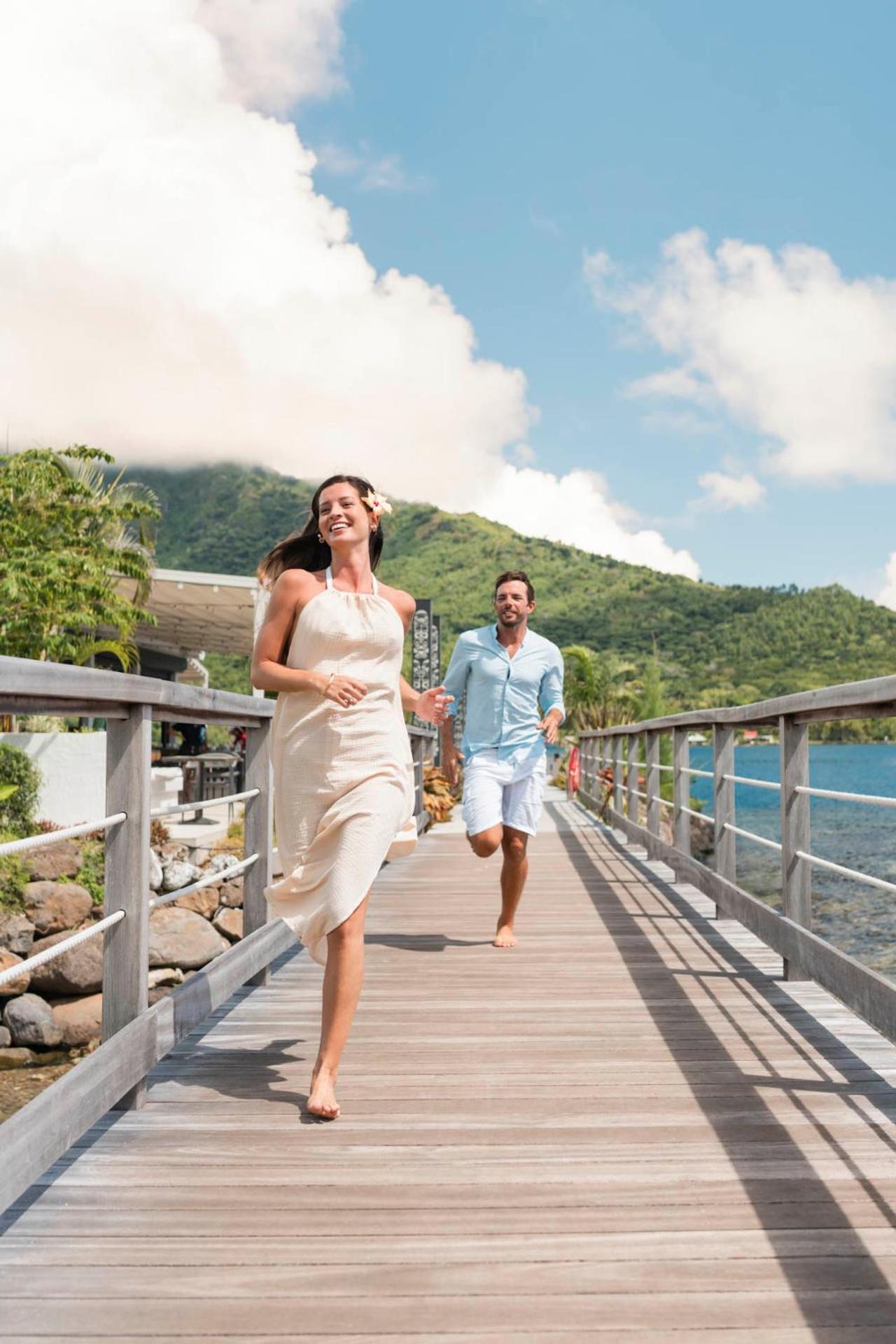 Cook'S Bay Hotel & Suites Paopao Exterior foto
