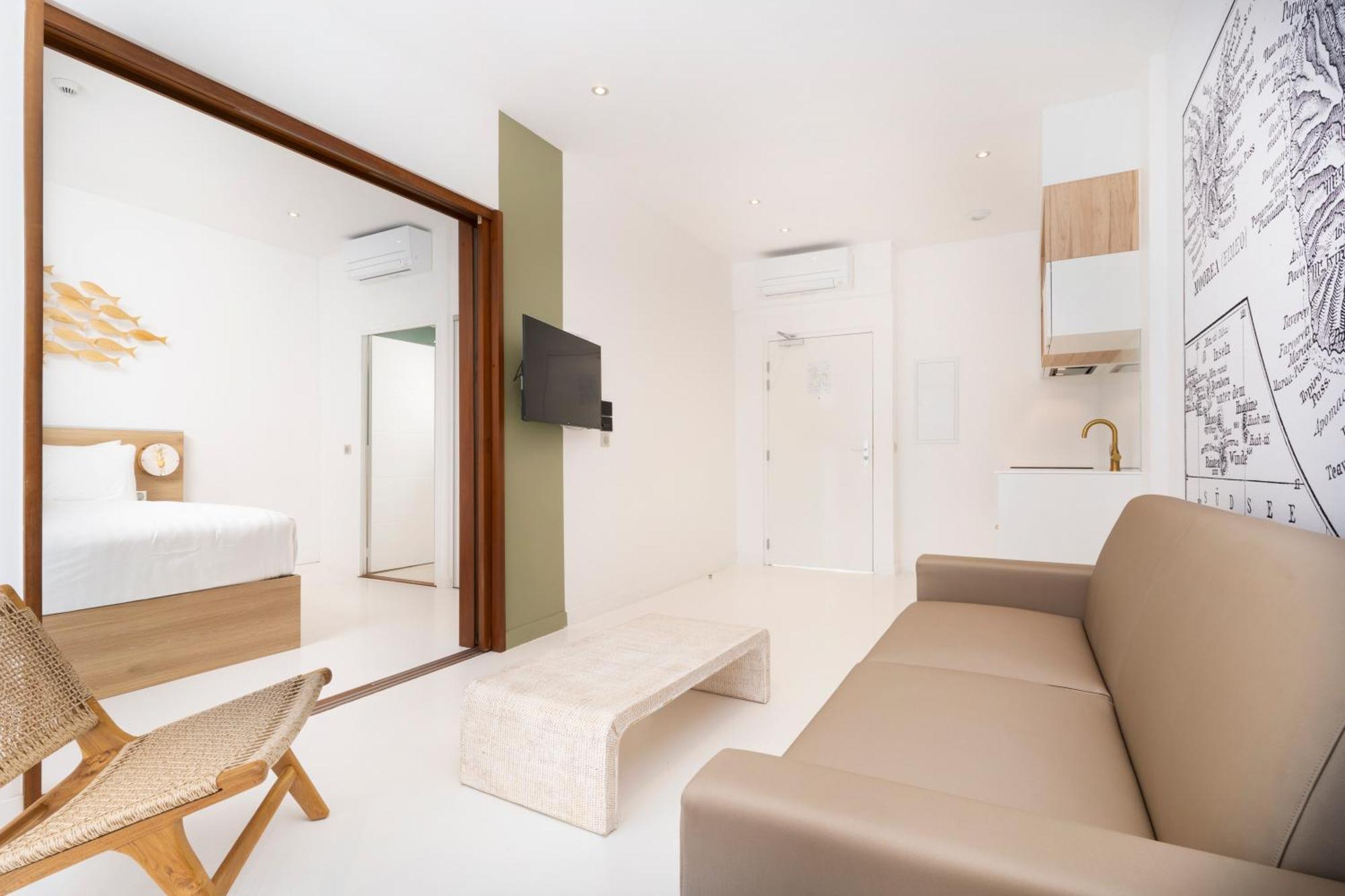 Cook'S Bay Hotel & Suites Paopao Exterior foto