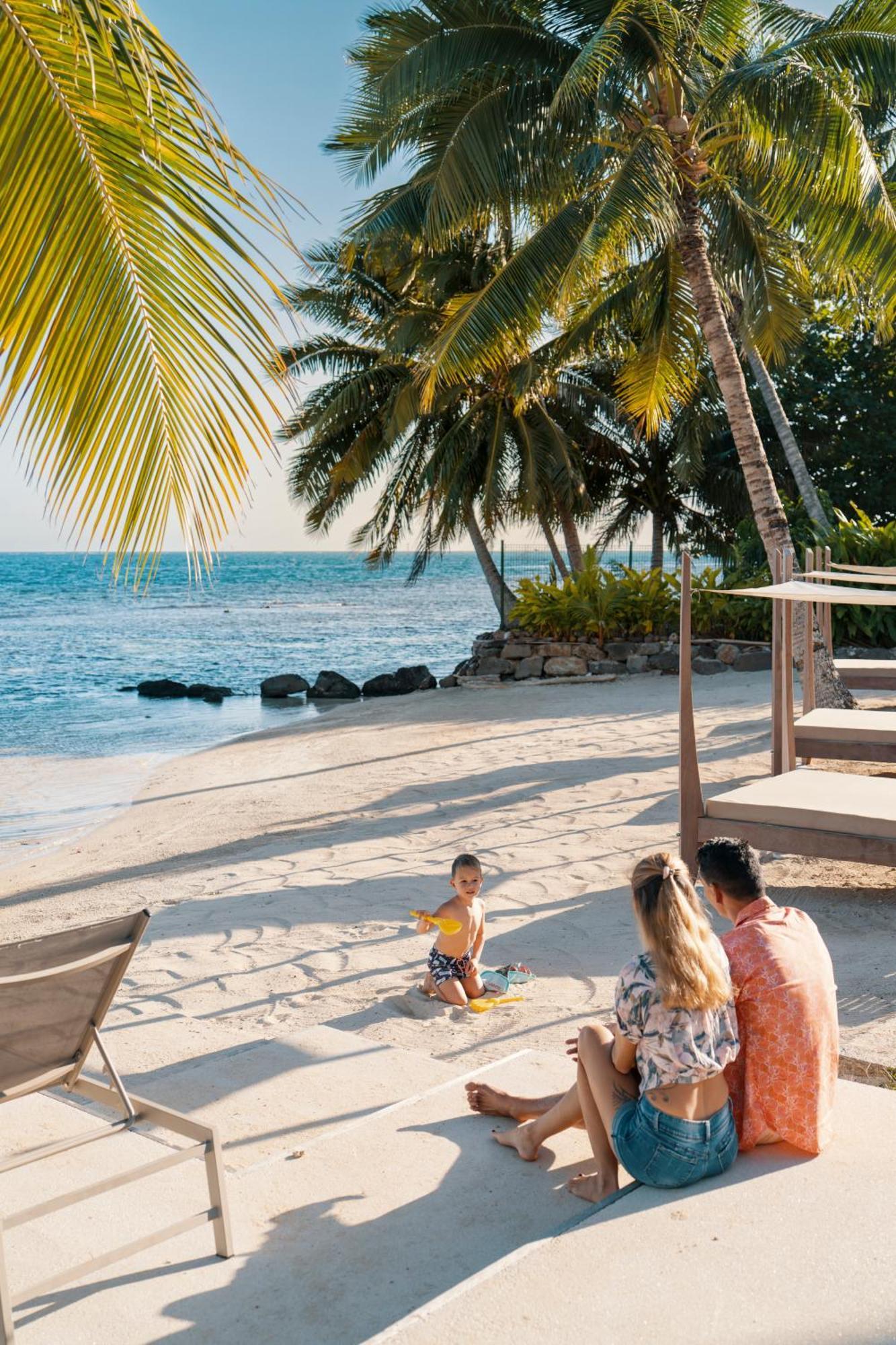 Cook'S Bay Hotel & Suites Paopao Exterior foto